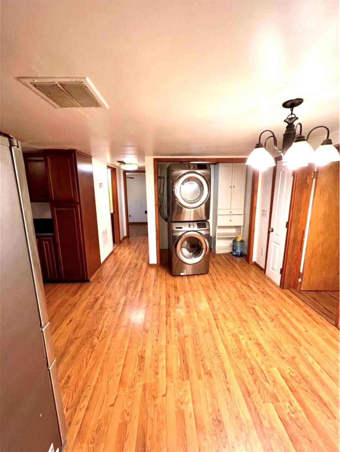 6 Farmingdale Lane