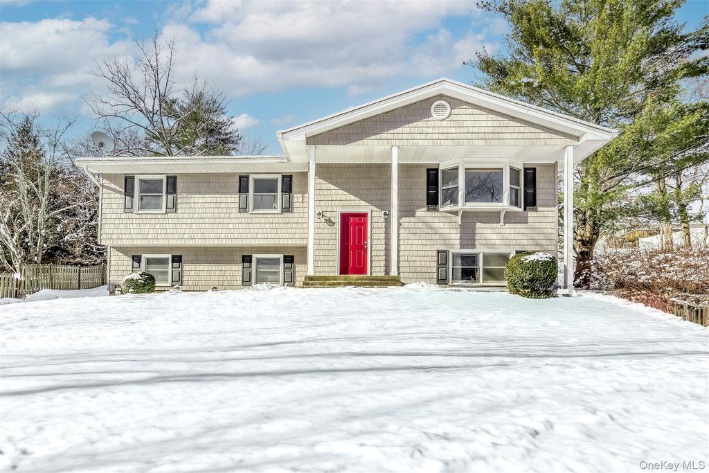 Photo of 11 Pine Tree Court, Valley Cottage, NY 10989 (MLS # 951915)