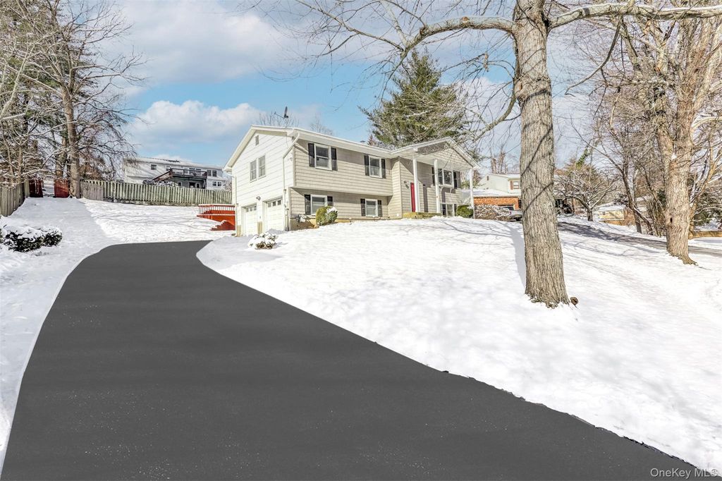 Photo of 11 Pine Tree Court, Valley Cottage, NY 10989 (MLS # 951915)