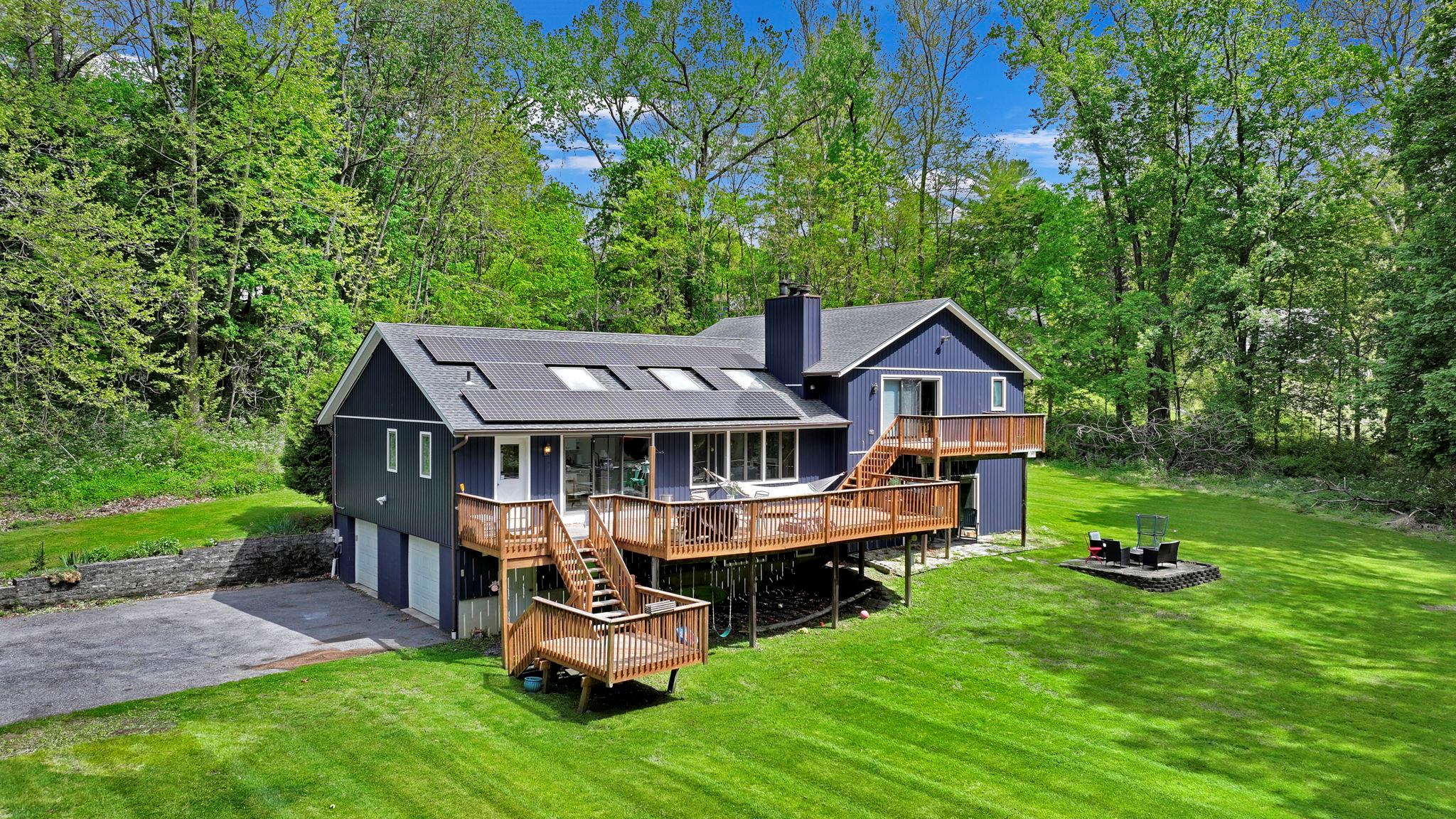 Edgewater Road, Poughkeepsie, New York - 3 Bedrooms  
4 Bathrooms  
10 Rooms - 