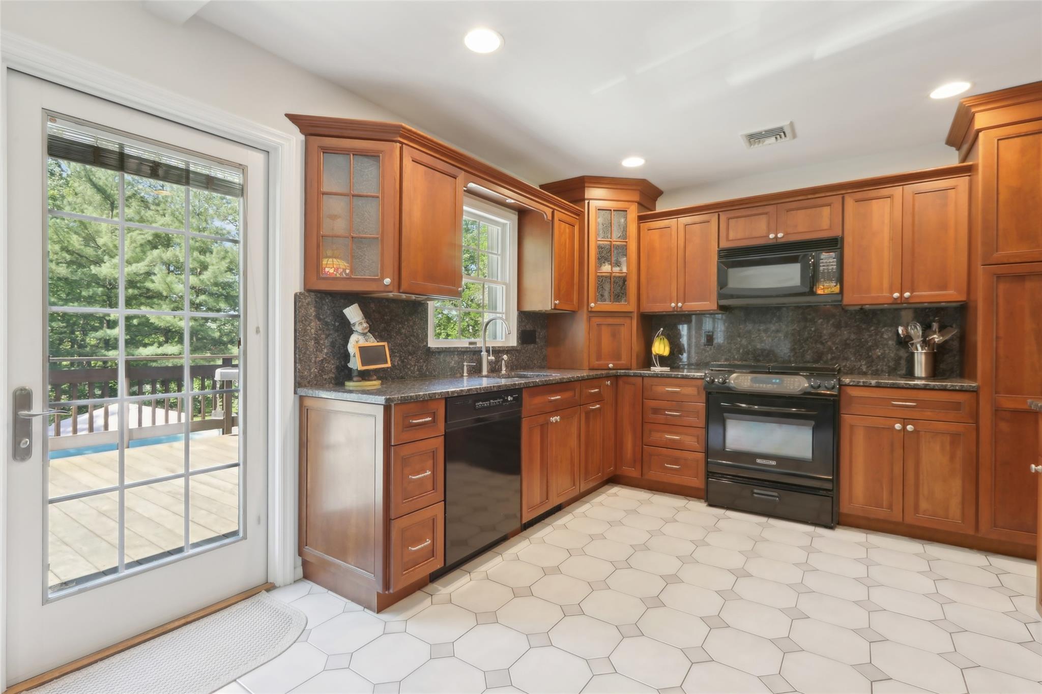 565 Millburn Court, Valley Cottage, New York image 10