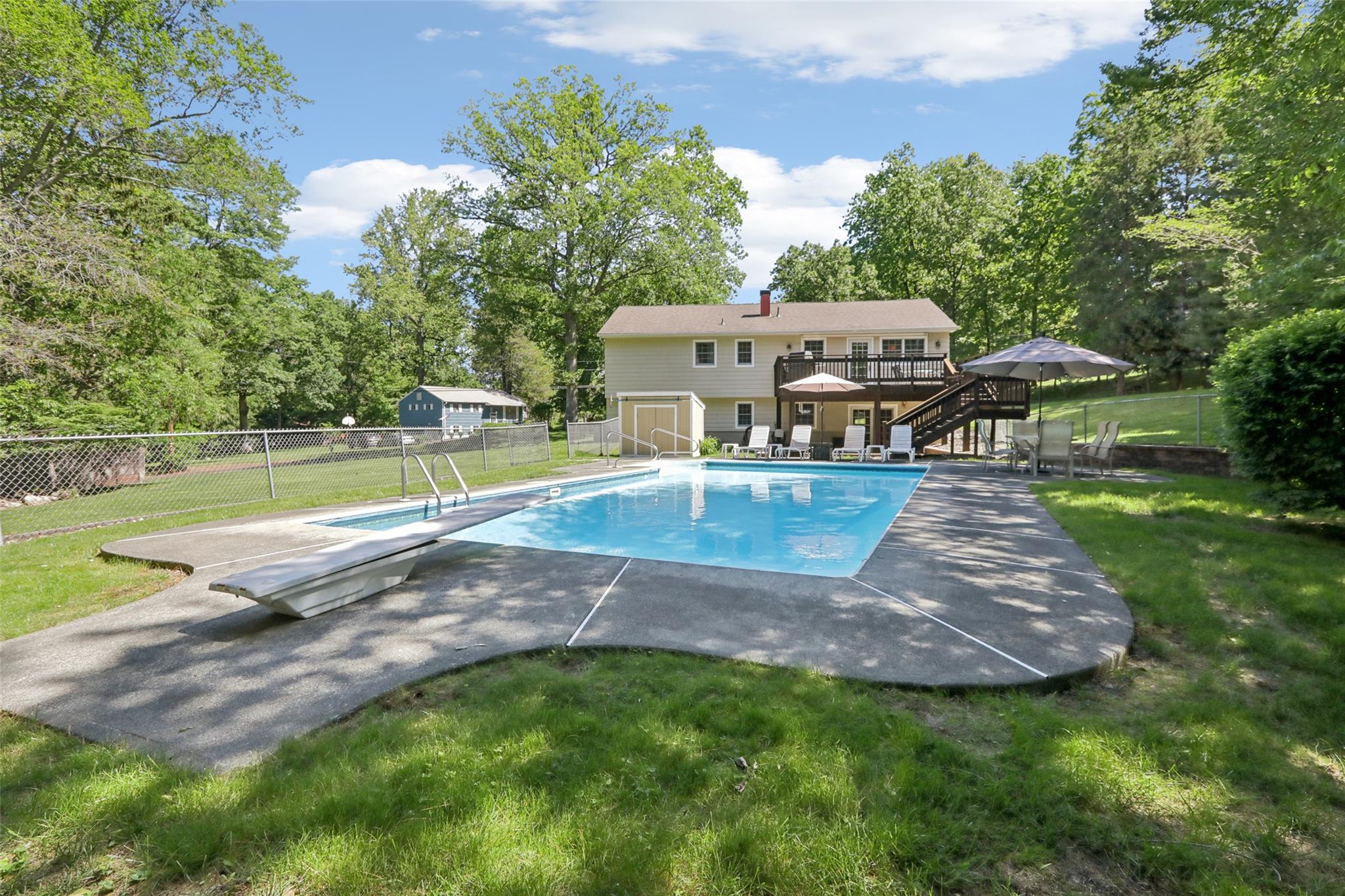 565 Millburn Court, Valley Cottage, New York image 28