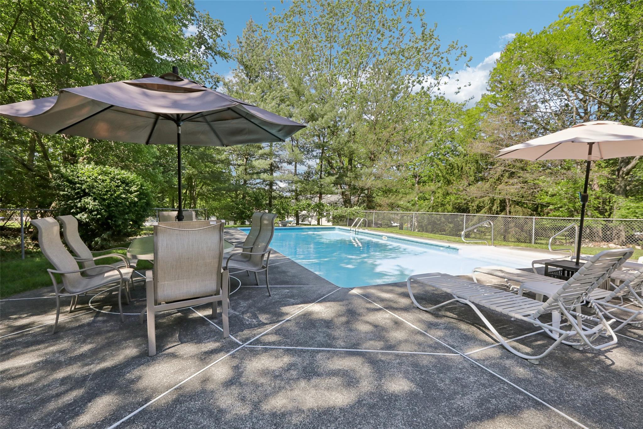 565 Millburn Court, Valley Cottage, New York image 36