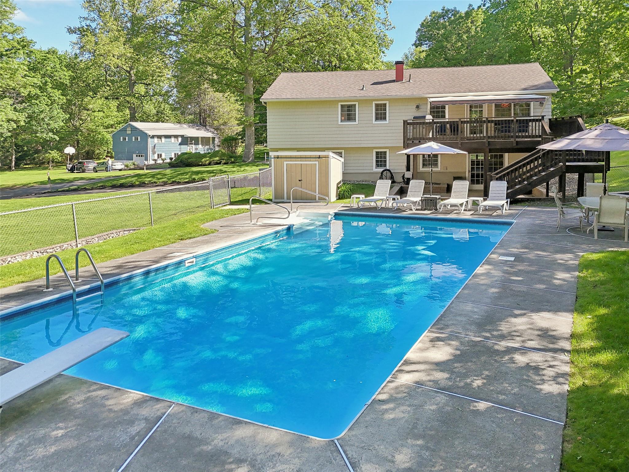 565 Millburn Court, Valley Cottage, New York image 29