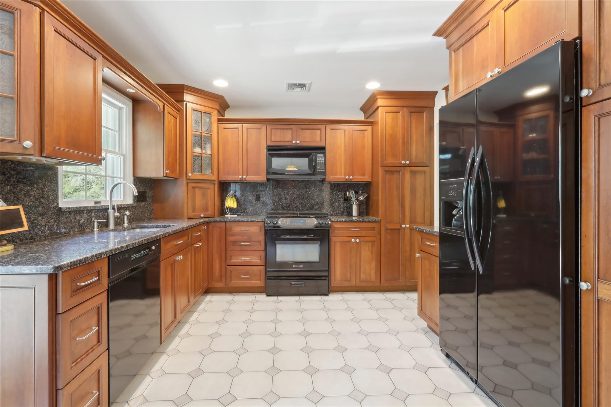 565 Millburn Court, Valley Cottage, New York image 9