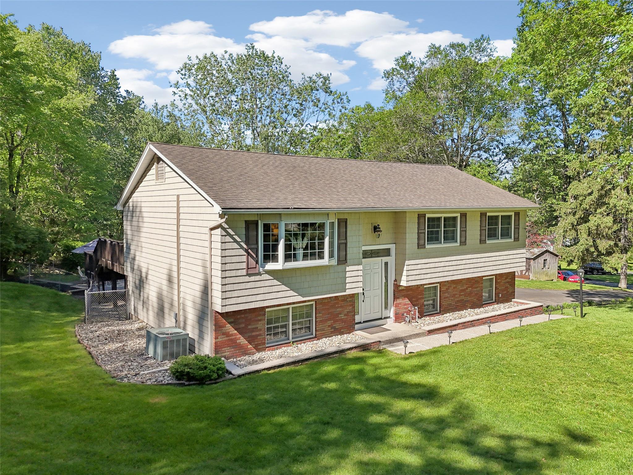 565 Millburn Court, Valley Cottage, New York image 1