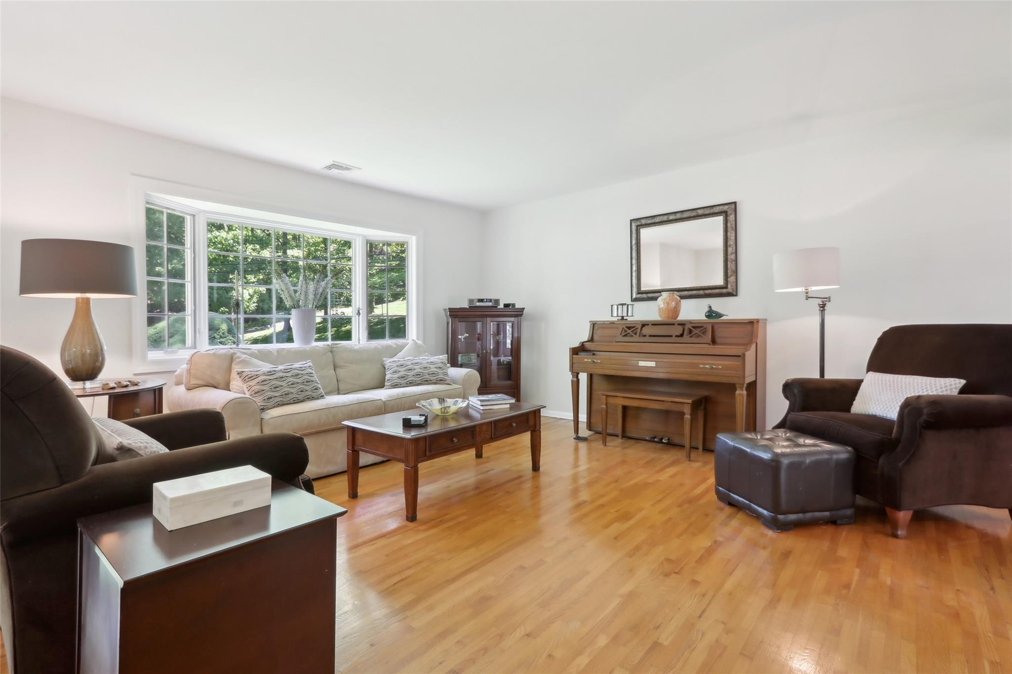 565 Millburn Court, Valley Cottage, New York image 3