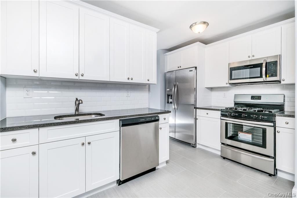 Photo of 5 Sadore Ln Ln #4L, Yonkers, NY 10710 (MLS # 927197)