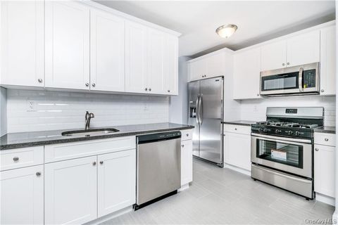 Photo of 5 Sadore Ln Ln #4L, Yonkers, NY 10710 (MLS # 927197)