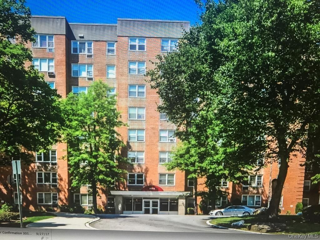 Photo of 5 Sadore Ln Ln #4L, Yonkers, NY 10710 (MLS # 927197)