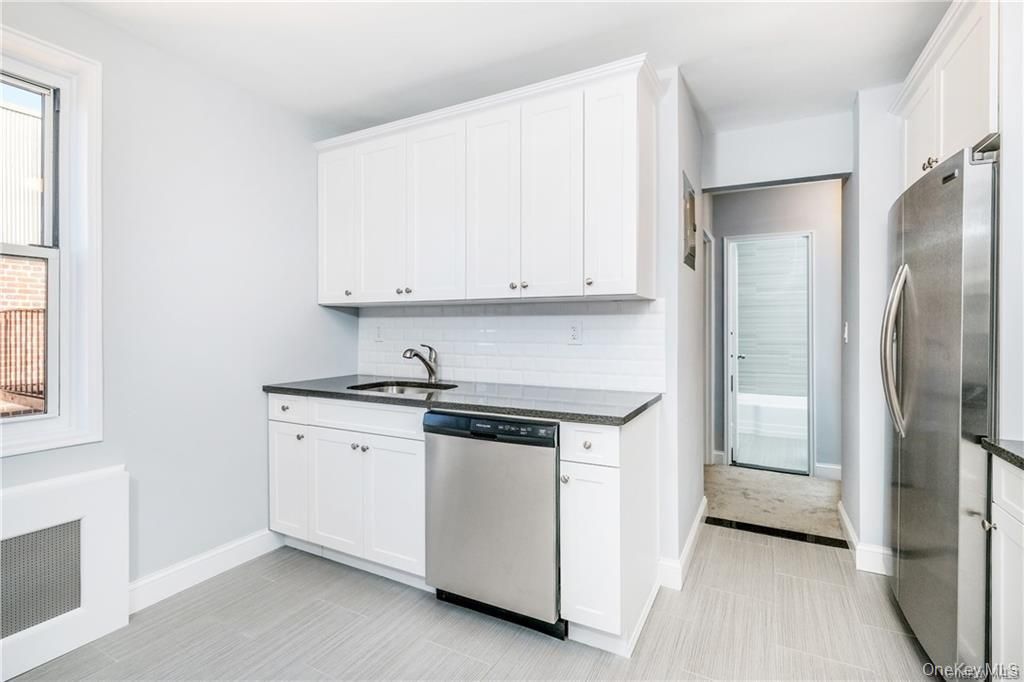 Photo of 5 Sadore Ln Ln #4L, Yonkers, NY 10710 (MLS # 927197)