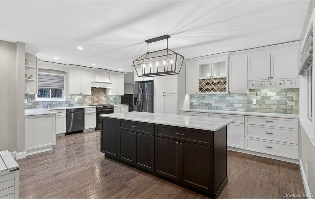 Photo of 19 Shelton Court, Commack, NY 11725 (MLS # 985461)