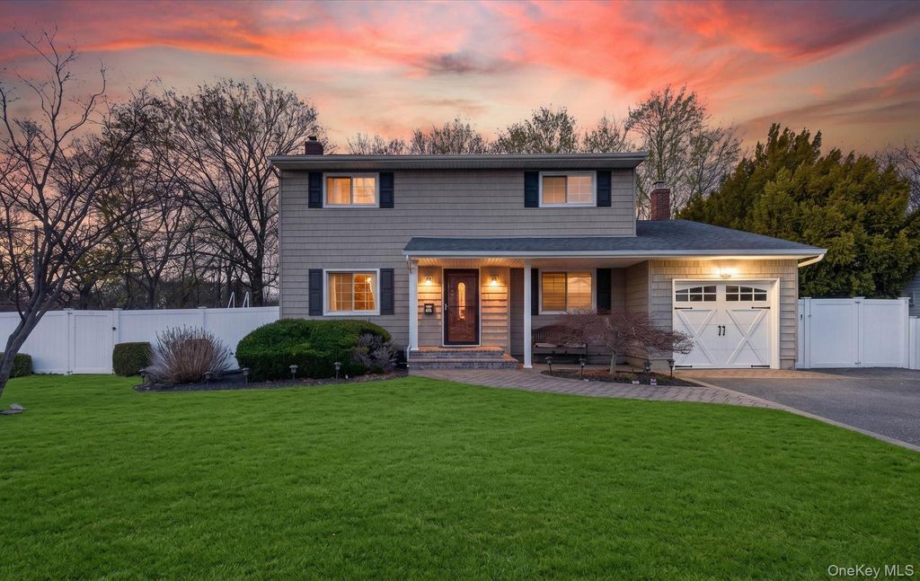 Photo of 19 Shelton Court, Commack, NY 11725 (MLS # 985461)