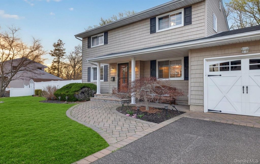 Photo of 19 Shelton Court, Commack, NY 11725 (MLS # 985461)