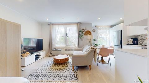 Photo of 68-15 Selfridge Street #3D, Forest Hills, NY 11375 (MLS # 998658)