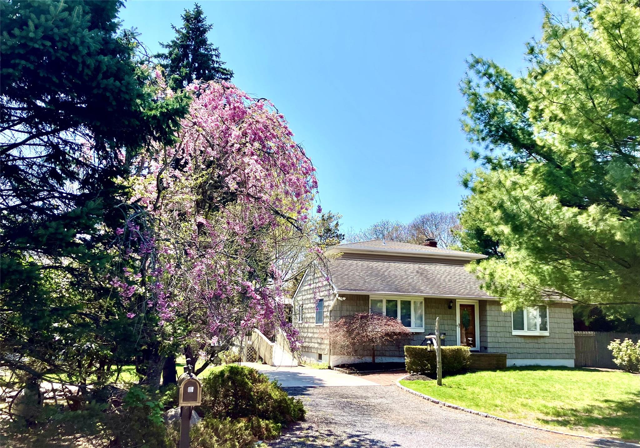 Bay Shore Road, Greenport, Hamptons, NY - 3 Bedrooms  
3 Bathrooms - 