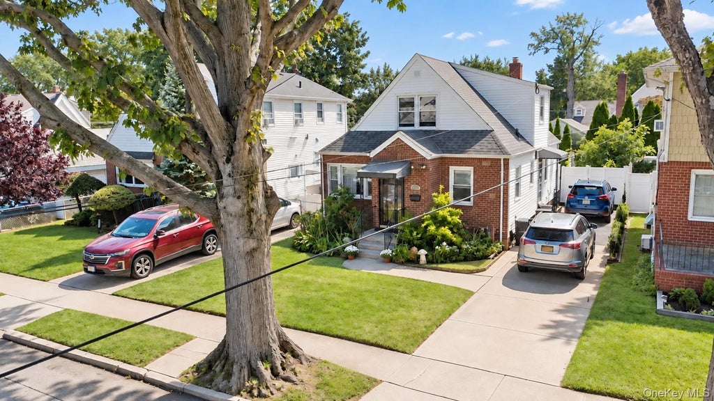 Photo of 1312 Park Avenue, New Hyde Park, NY 11040 (MLS # 1054686)