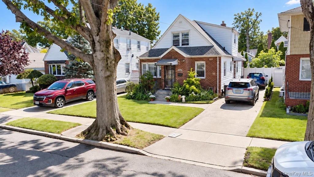 Photo of 1312 Park Avenue, New Hyde Park, NY 11040 (MLS # 1054686)
