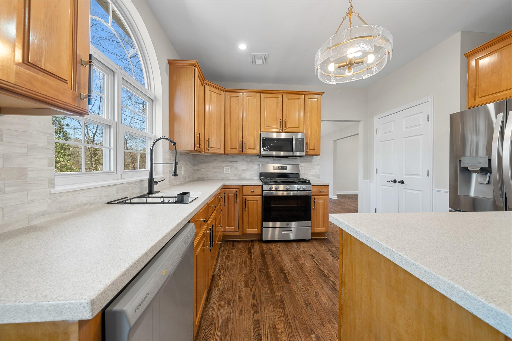33 Potter Lane, Huntington, New York image 13