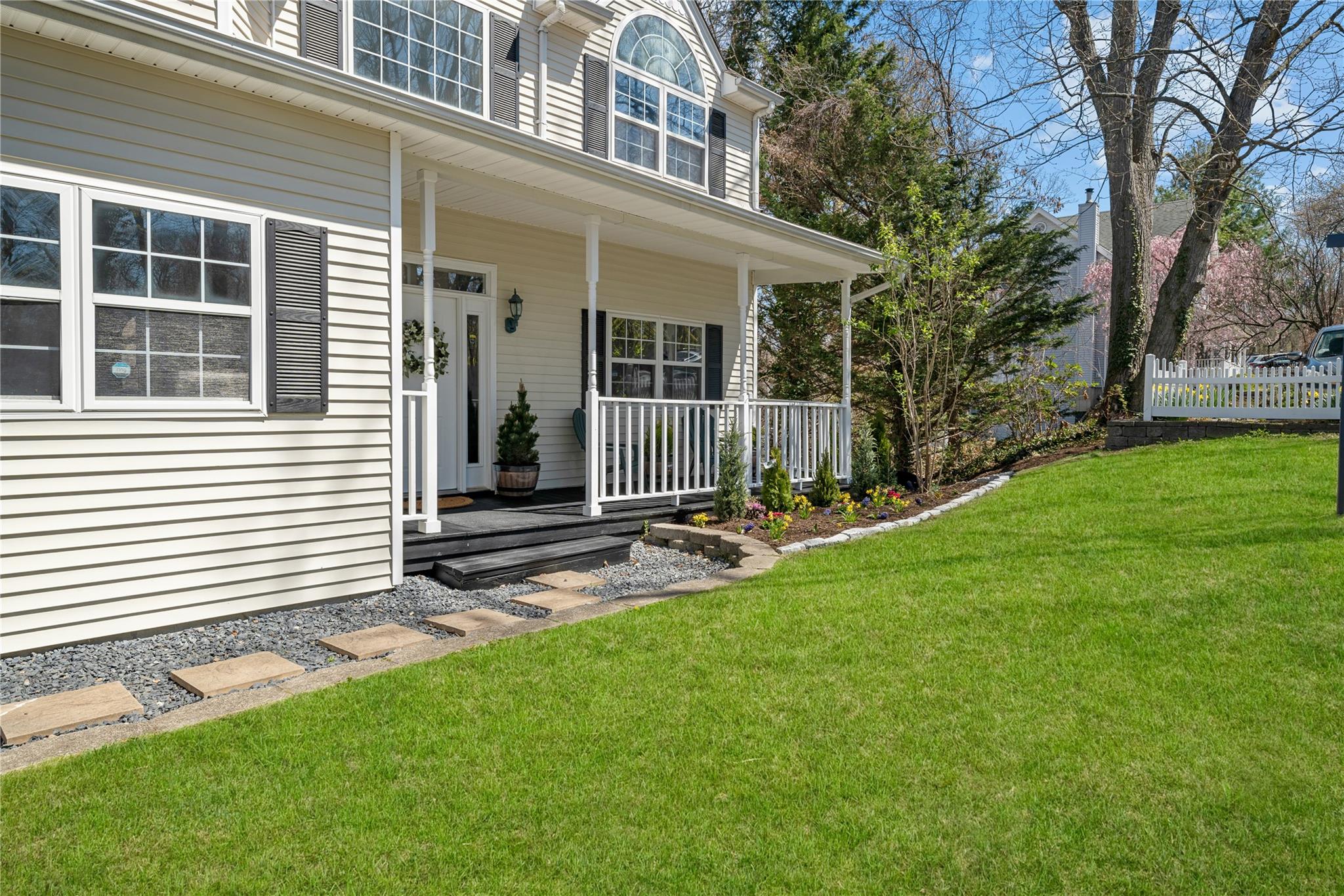33 Potter Lane, Huntington, New York image 4