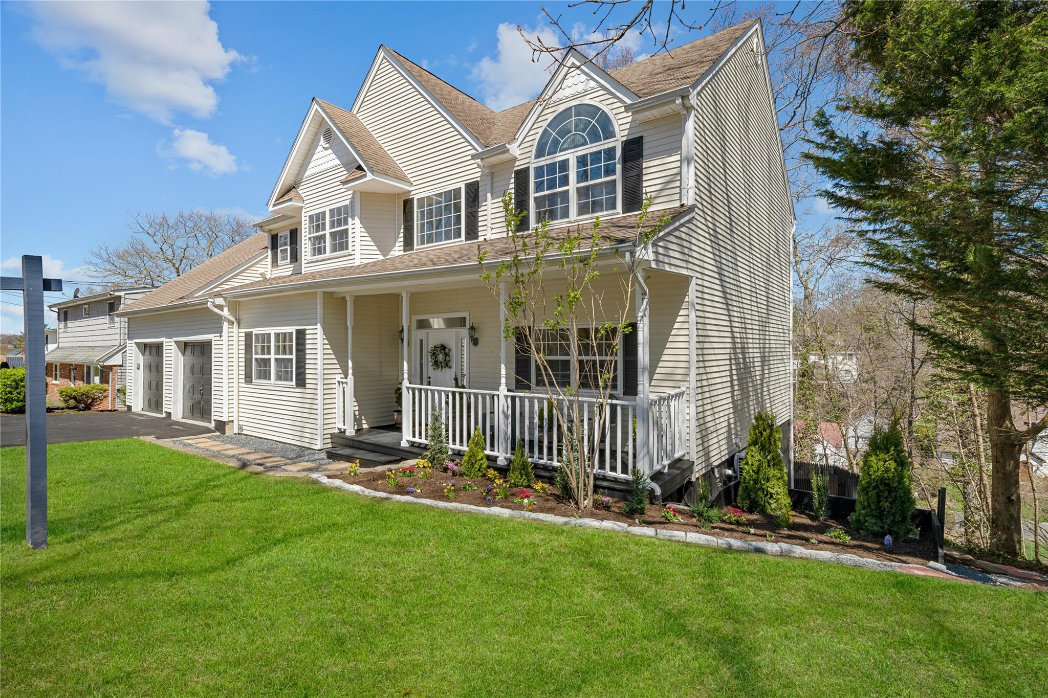 33 Potter Lane, Huntington, New York image 2