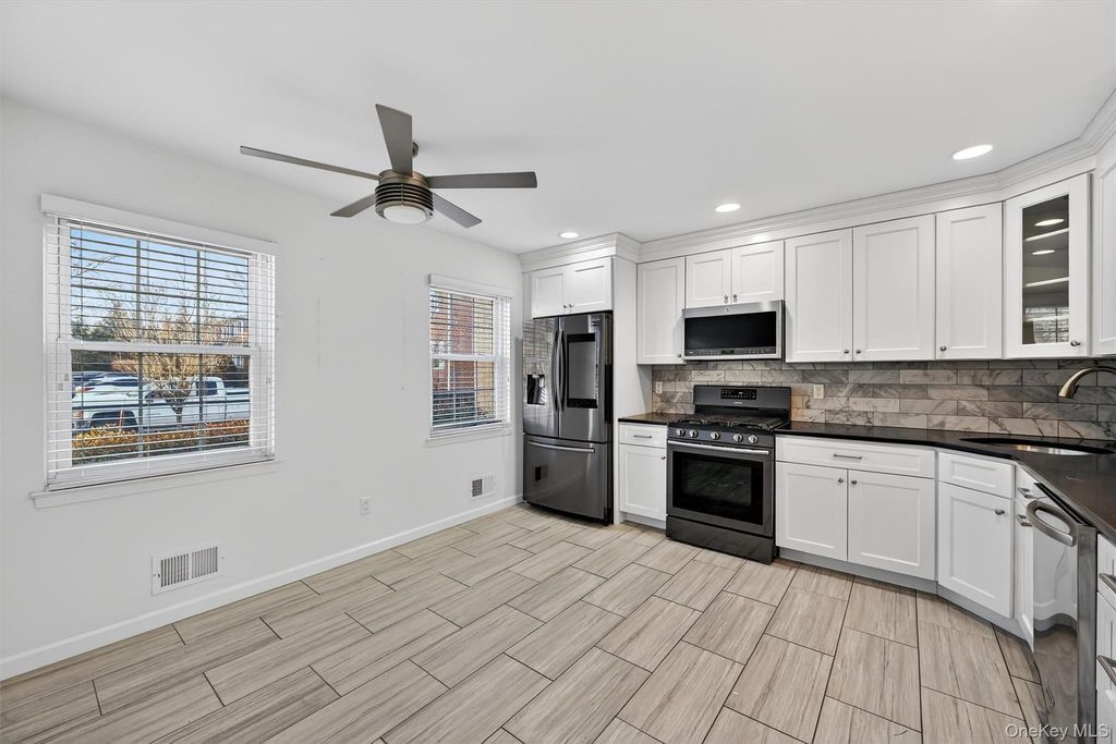 Photo of 410 Pawnee Court, Suffern, NY 10901 (MLS # 943796)