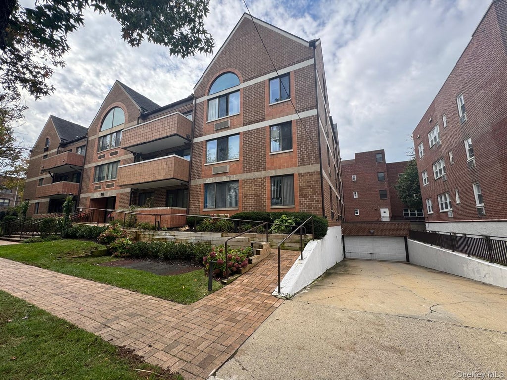 Photo of 10 Canterbury Road #1B, Great Neck, NY 11021 (MLS # 1062696)