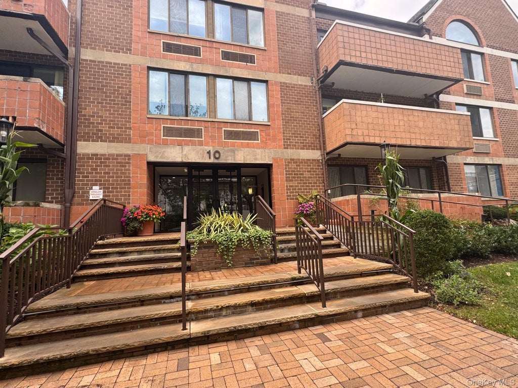 Photo of 10 Canterbury Road #1B, Great Neck, NY 11021 (MLS # 1062696)