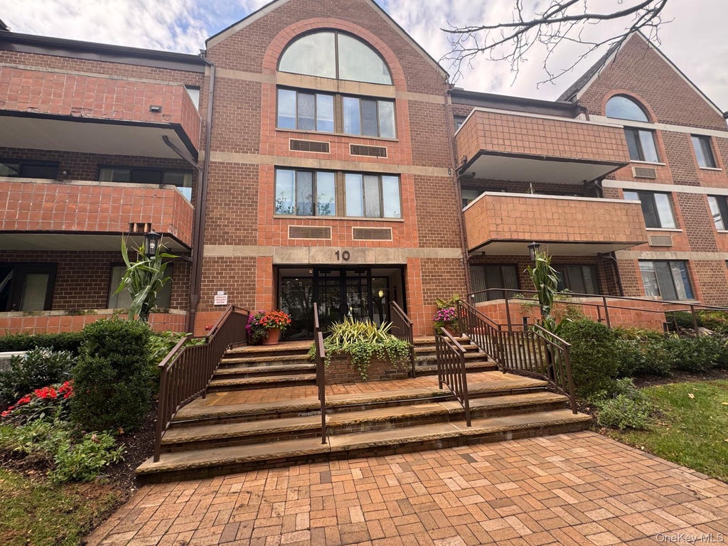 Photo of 10 Canterbury Road #1B, Great Neck, NY 11021 (MLS # 1062696)