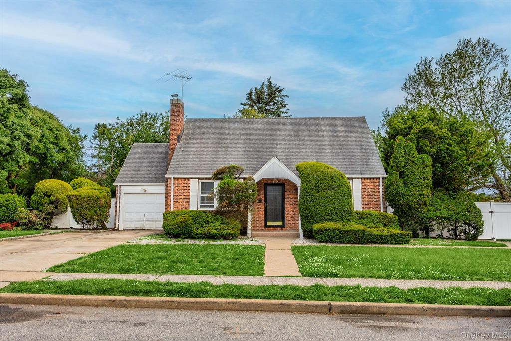 Photo of 674 Henry Street, Uniondale, NY 11553 (MLS # 1007584)