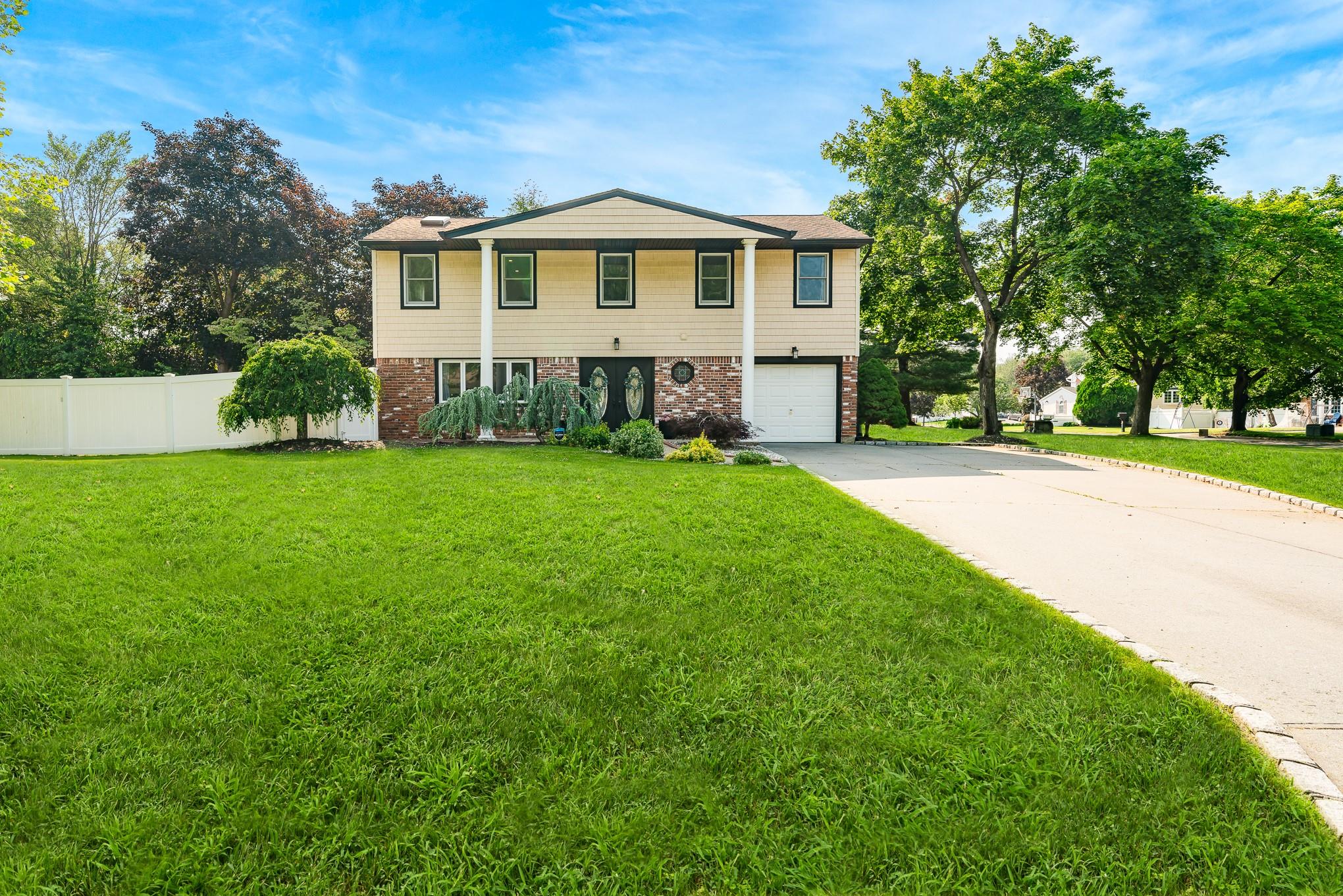 Dorchester Road, Smithtown, Hamptons, NY - 4 Bedrooms  
2 Bathrooms - 