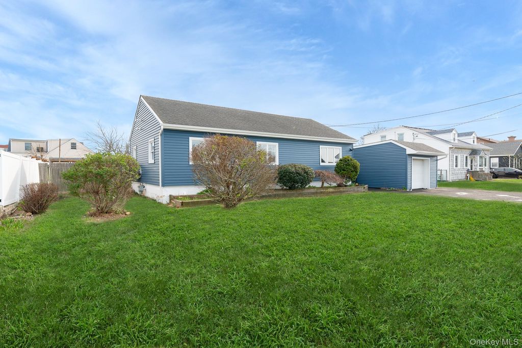 Photo of 33 E Seacrest Avenue, Lindenhurst, NY 11757 (MLS # 985183)