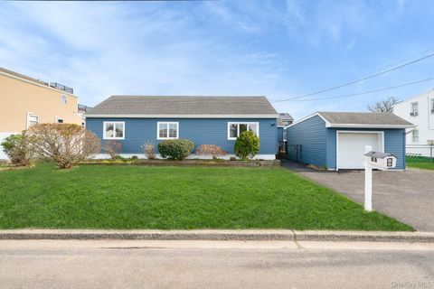 Photo of 33 E Seacrest Avenue, Lindenhurst, NY 11757 (MLS # 985183)