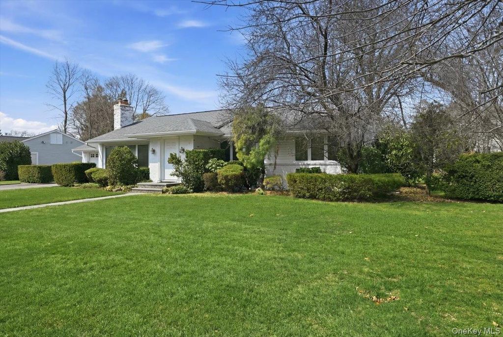 Photo of 41 Highfield Lane, East Hills, NY 11577 (MLS # 985774)