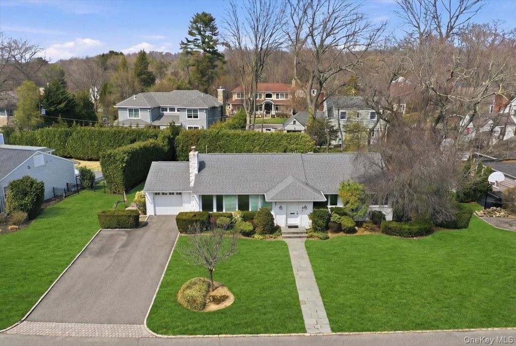 Photo of 41 Highfield Lane, East Hills, NY 11577 (MLS # 985774)