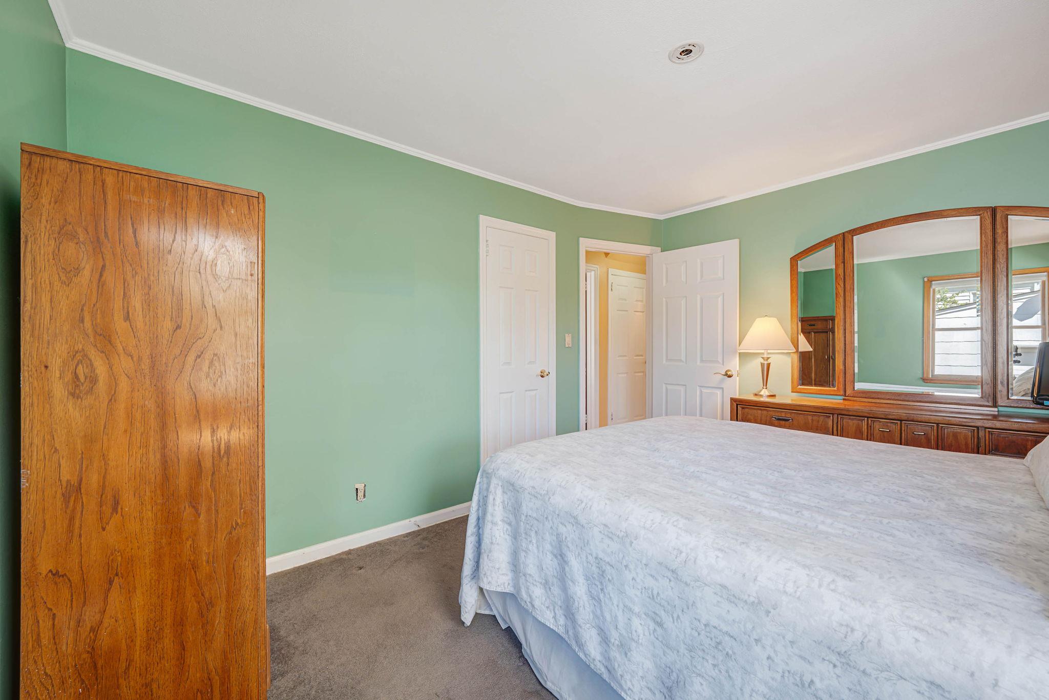 1041 N 6th Street, New Hyde Park, New York image 7