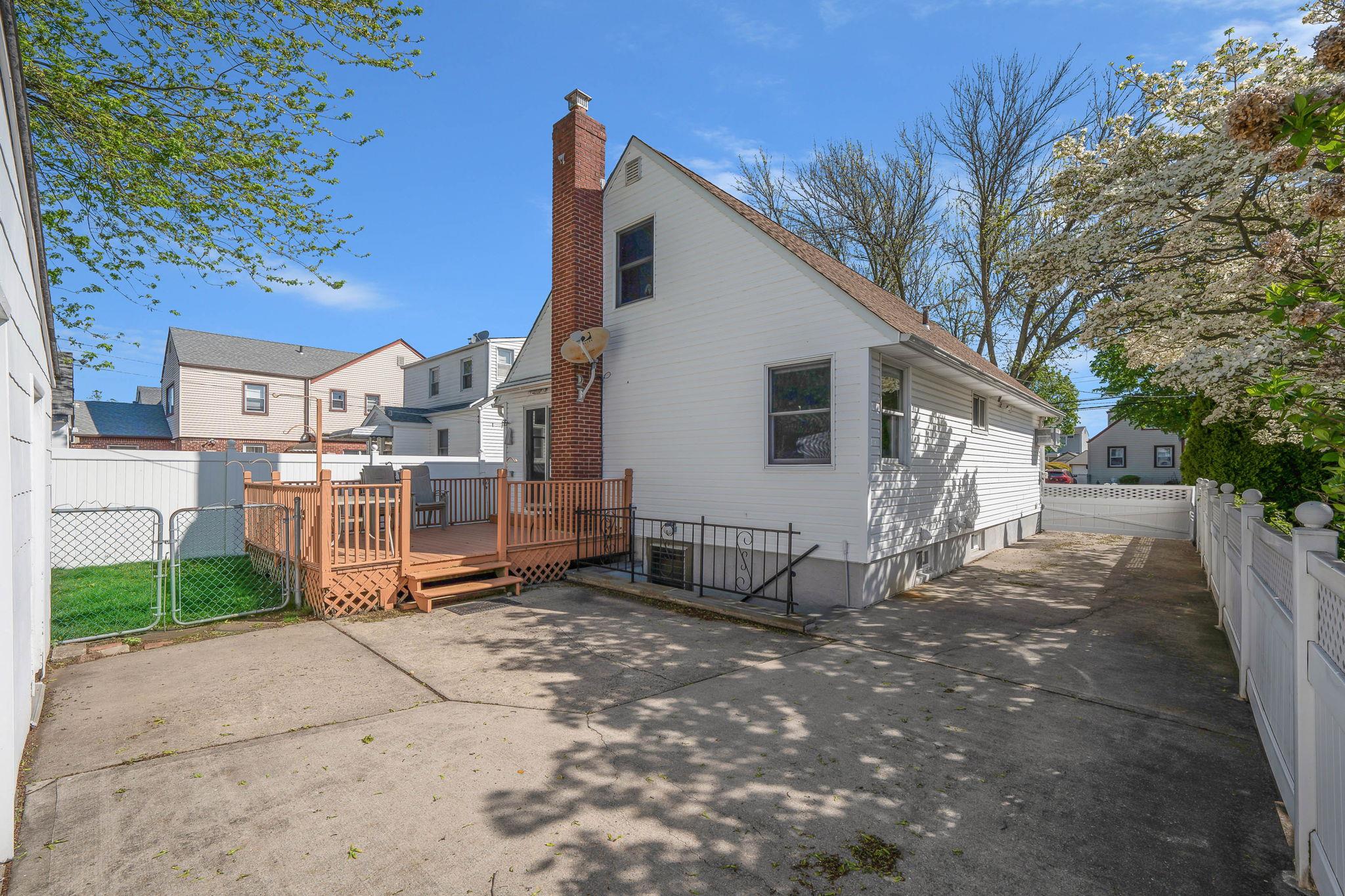 1041 N 6th Street, New Hyde Park, New York image 12