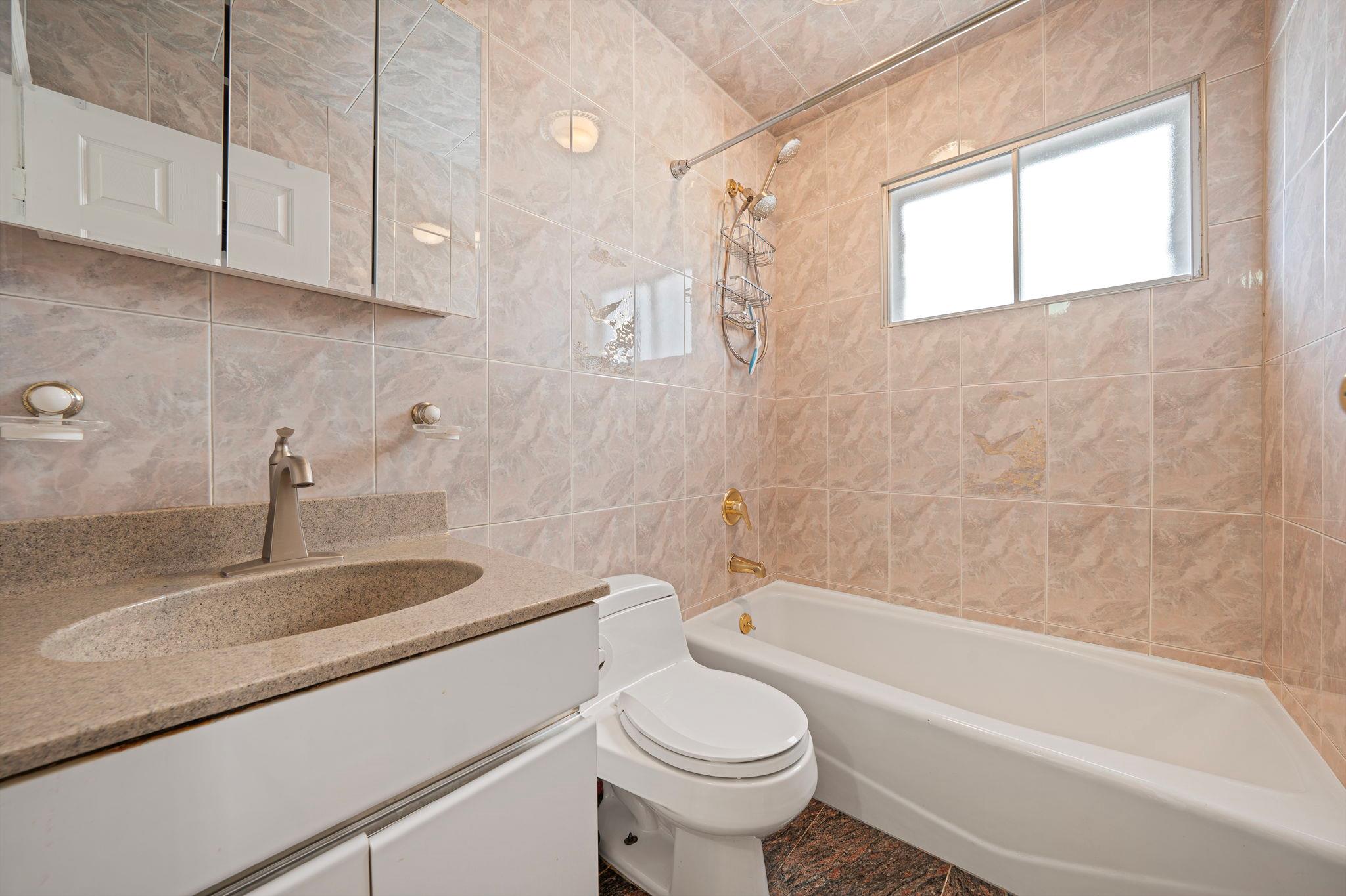 1041 N 6th Street, New Hyde Park, New York image 2