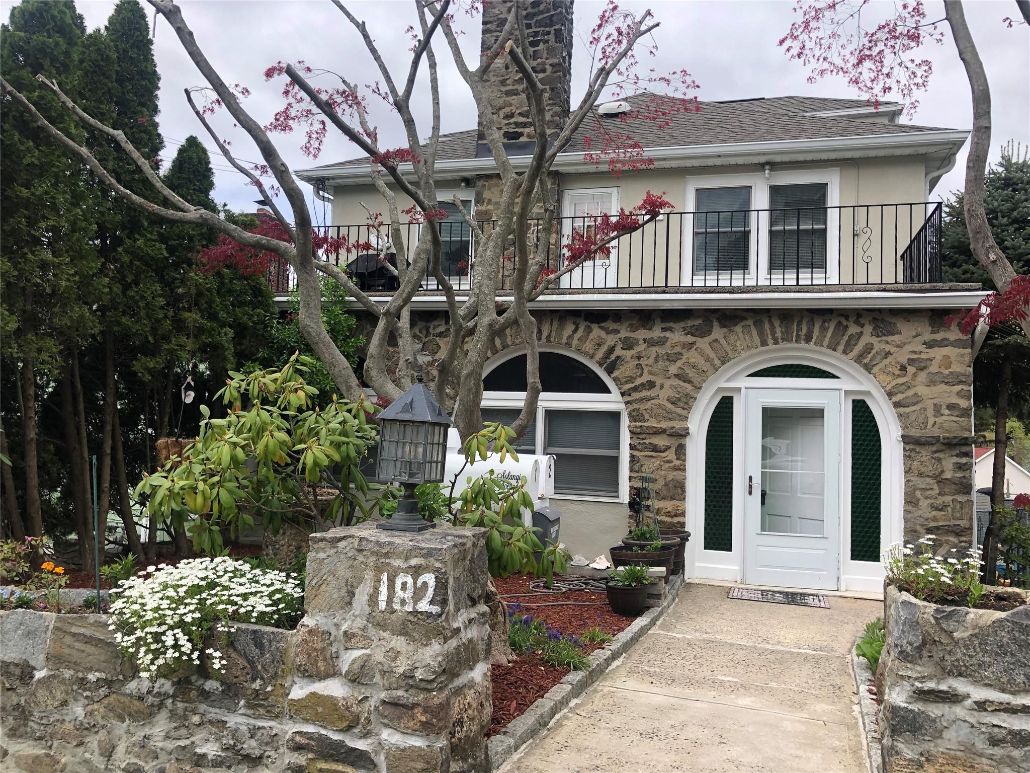 Grant Avenue 2, White Plains, New York - 3 Bedrooms  
2 Bathrooms  
7 Rooms - 
