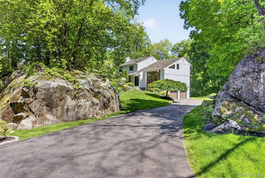 Photo of 8 Amalfi Drive, Cortlandt Manor, NY 10567 (MLS # 990041)