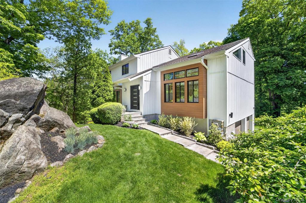 Photo of 8 Amalfi Drive, Cortlandt Manor, NY 10567 (MLS # 990041)