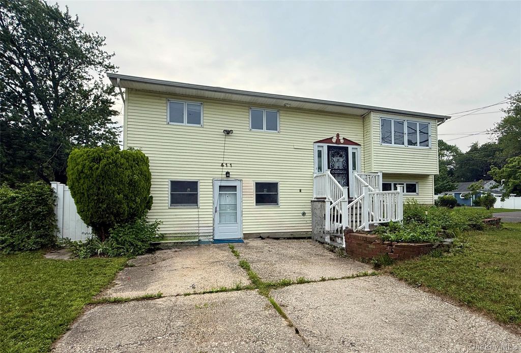 Photo of 411 Mayflower Avenue, Brentwood, NY 11717 (MLS # 1028270)