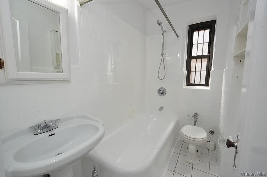 Scarsdale, New York 10583, United States, 3 Bedrooms Bedrooms, ,2 BathroomsBathrooms,Residential,Active,203859