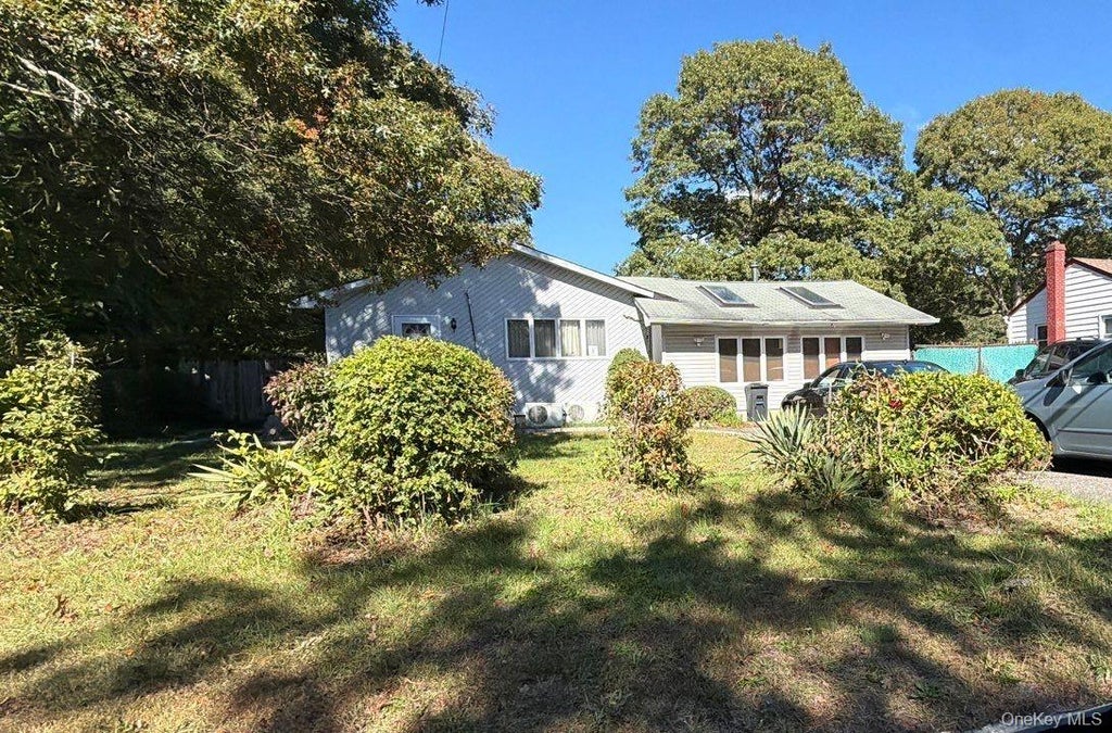 Photo of 5475 Expressway Drive N, Holtsville, NY 11742 (MLS # 1065705)