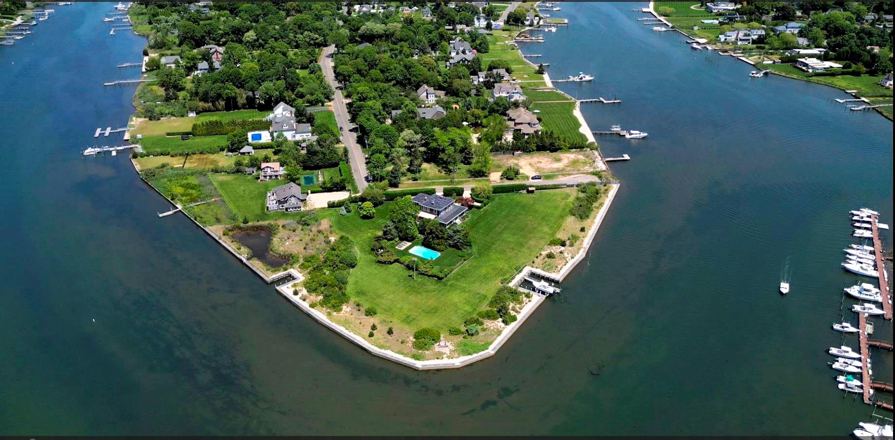 Senix Avenue, Center Moriches, Hamptons, NY - 5 Bedrooms  
4 Bathrooms - 