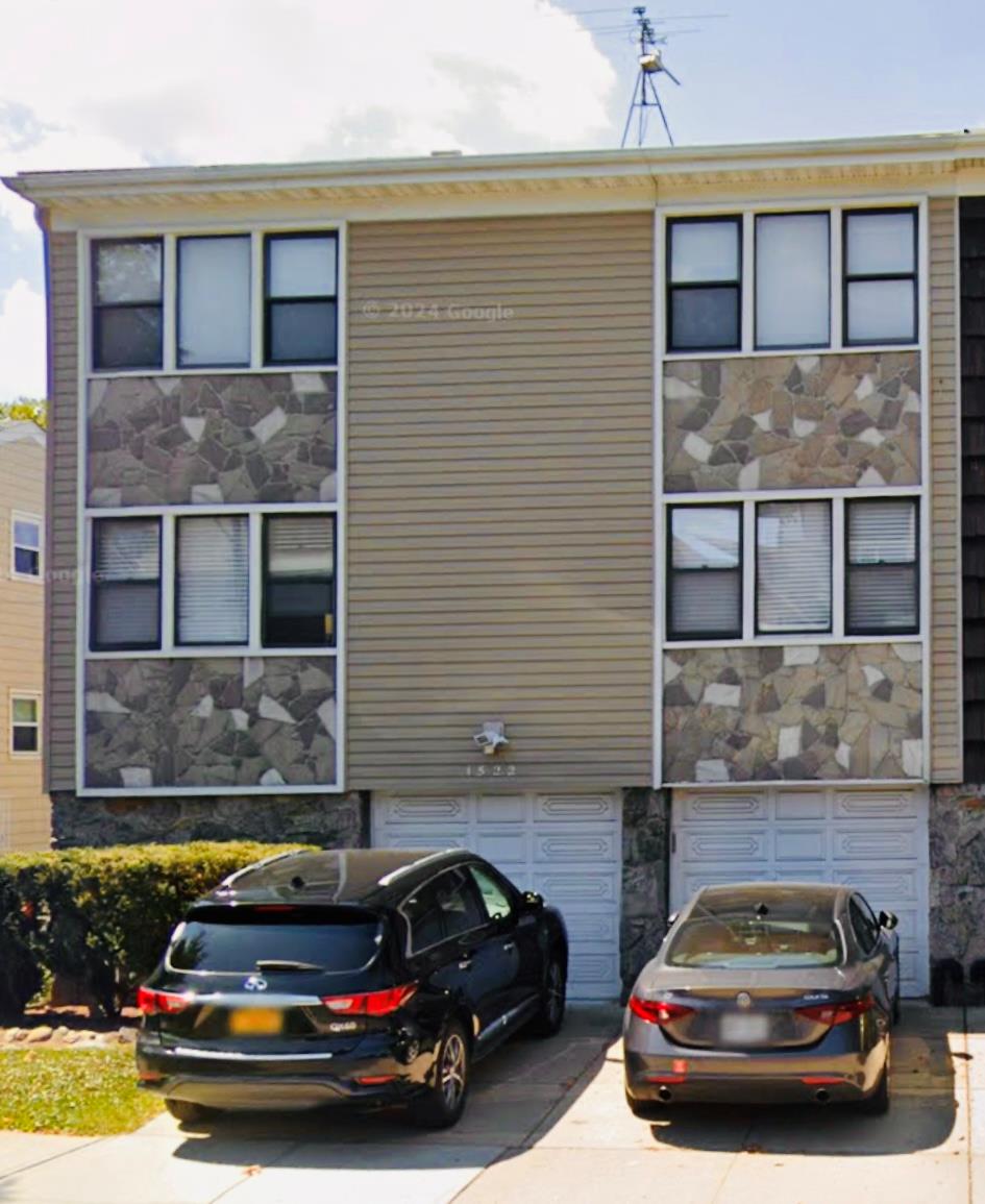 Rental Property at Parsons Boulevard 1, Whitestone, Queens, NY - Bedrooms: 3 
Bathrooms: 3  - $3,900 MO.