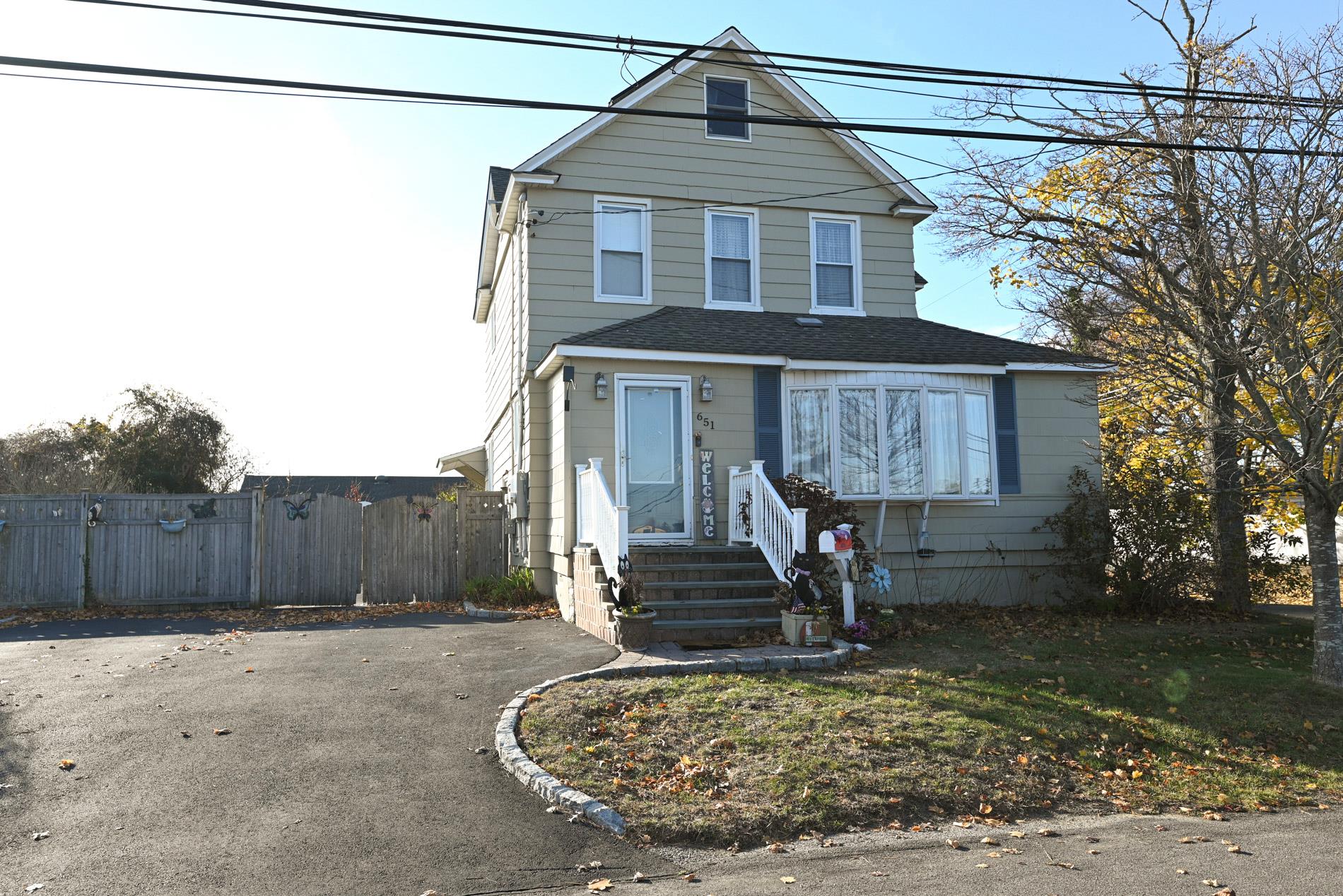 651 Madison Avenue, Lindenhurst, New York image 3