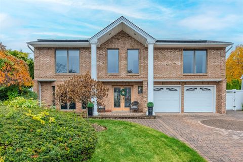 709 Demott Court, Westbury, NY 11590 - MLS#: 934980