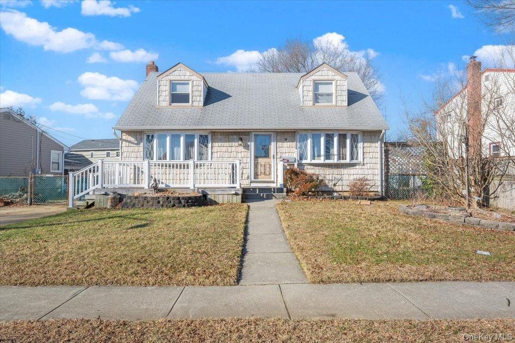 Photo of 9 Stanford Lane, Hicksville, NY 11801 (MLS # 949392)