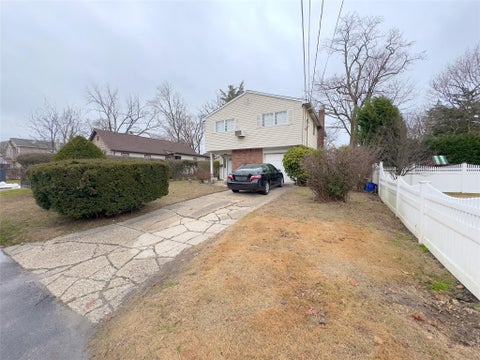 Homes For Sale - 11 Willow Street<br/> Wheatley Heights, NY 11798